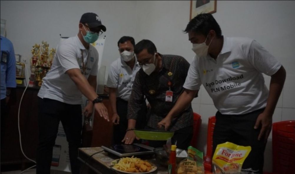 podiumnews.com-PLN Bali Ajak Masyarakat Tabanan Beralih ke Kompor Listrik